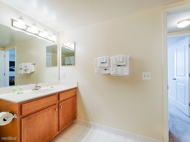 Building Photo - 1 br, 1 bath Apartment - 700 Danforth St