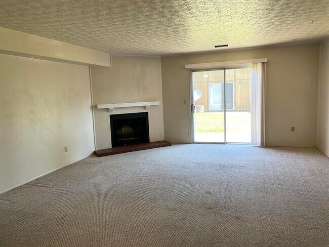 Building Photo - 601 White Oak Dr