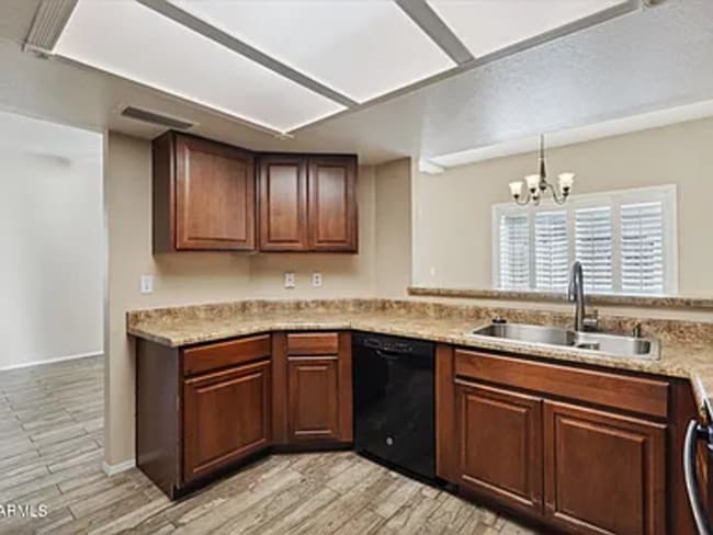 Building Photo - READY TO TOUR NOW! Charming 3-Bedroom 3-Bathroom Corner Townhouse in Peoria!