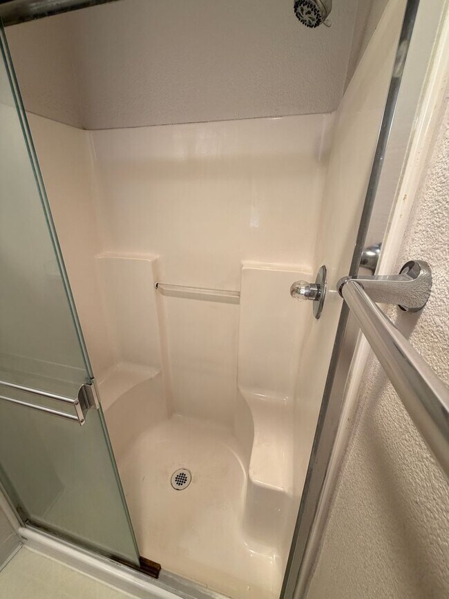 Building Photo - 3 bed|2 bath house with NEW PAINT & CARPET!