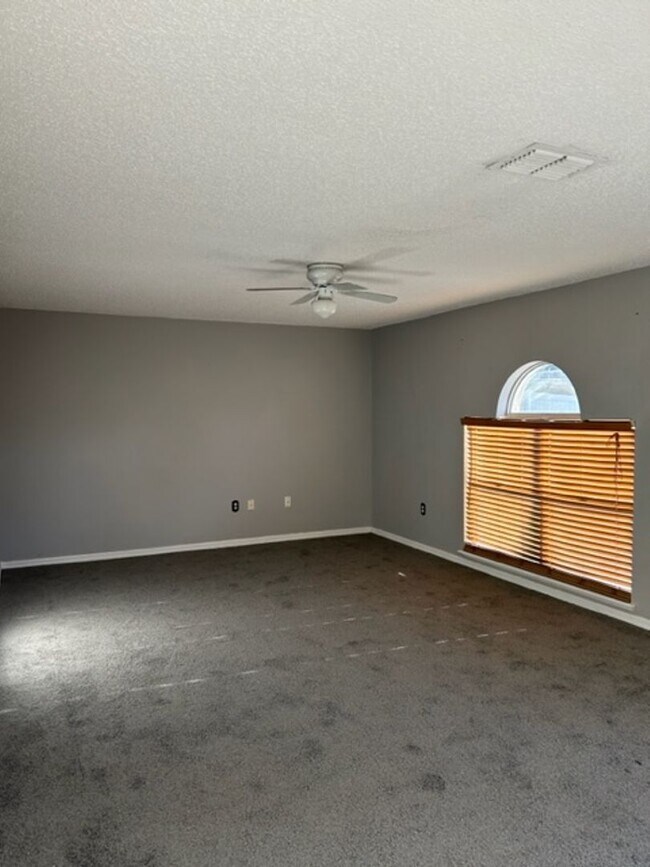 Foto del edificio - 4 Bedroom 2 1/2 bath home  NO PETS