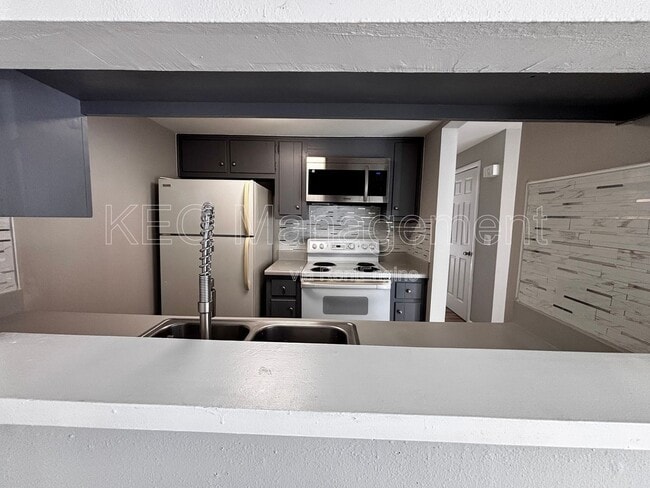 Photo - 4420 Flowerdale Ave Apartment