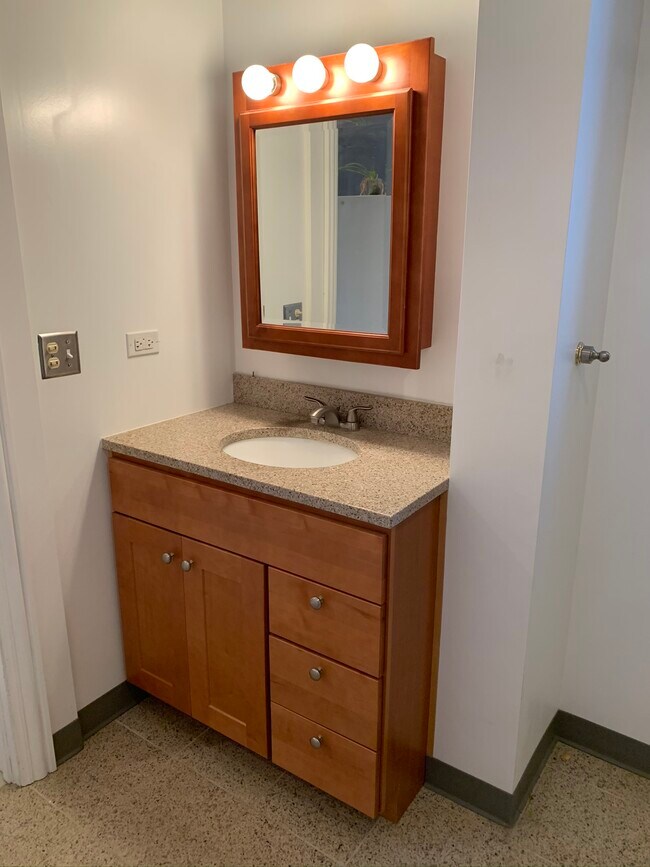 bathroom - 2900 S Quinn St