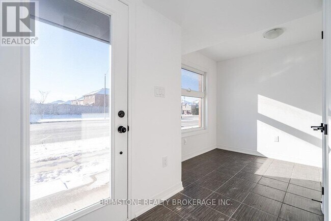 Photo du bâtiment - 79 Fairlane Ave