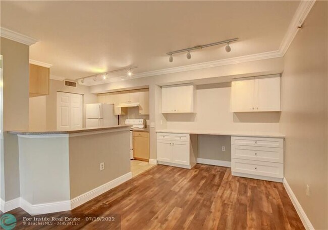 Building Photo - 1312 Villa Cir