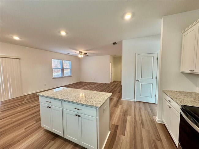 Building Photo - 3012 Orwell Dr SE