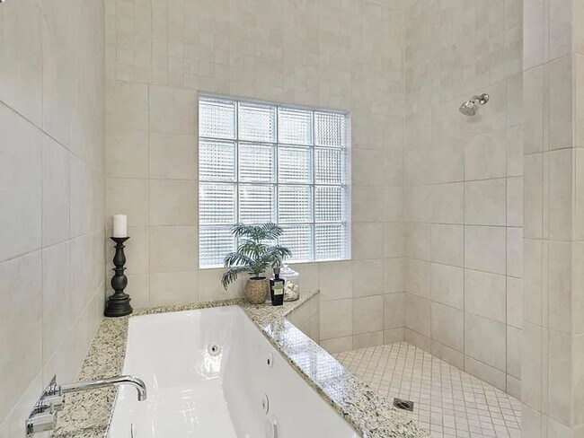 Foto del edificio - BRIGHT & AIRY HOME IN EXCLUSIVE ENCLAVE SPRAWLING, PRIVATE CULDESAC PROPERTY