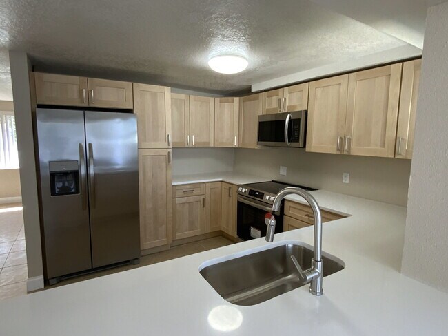 Foto del edificio - Beautiful 2 bed, 2 updated baths home in the sought-after boating community of Gulf Harbors.