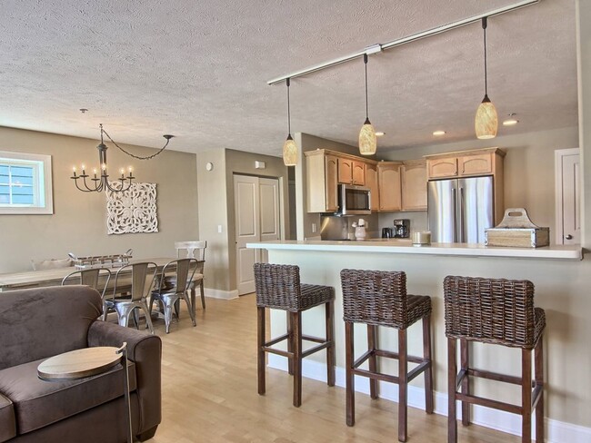 Building Photo - Lovely Condo Available Early September 2024