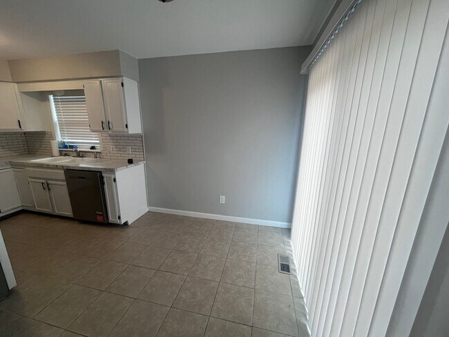 Foto del edificio - 3119 S Custer Ave