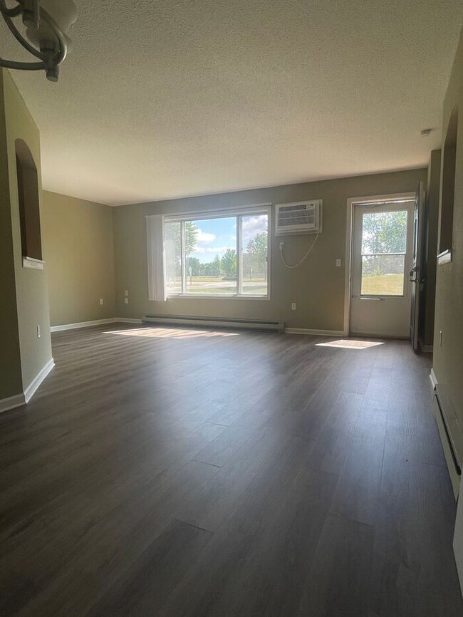 Foto del edificio - Chanhassen Town Home, All New Carpet/Floor...