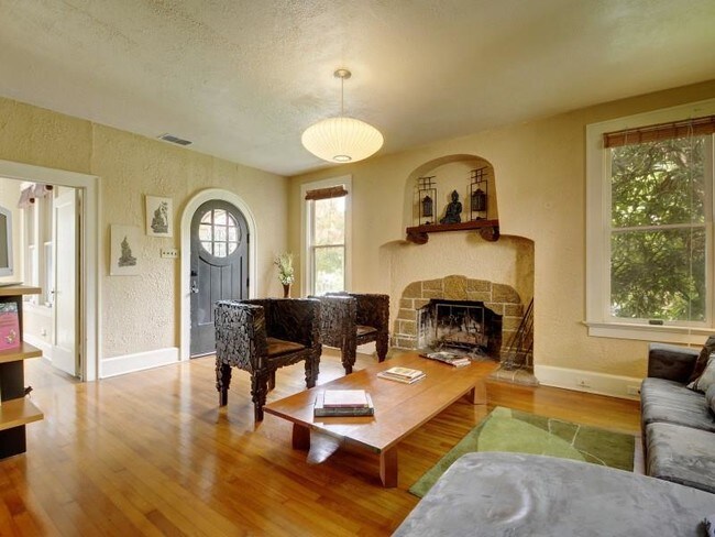 Foto del edificio - 102 Laurel Ln