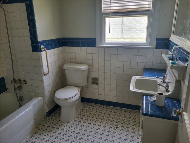 Building Photo - 4921 Alamo Dr