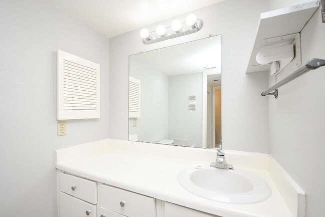 Building Photo - 8433 Hearth Dr