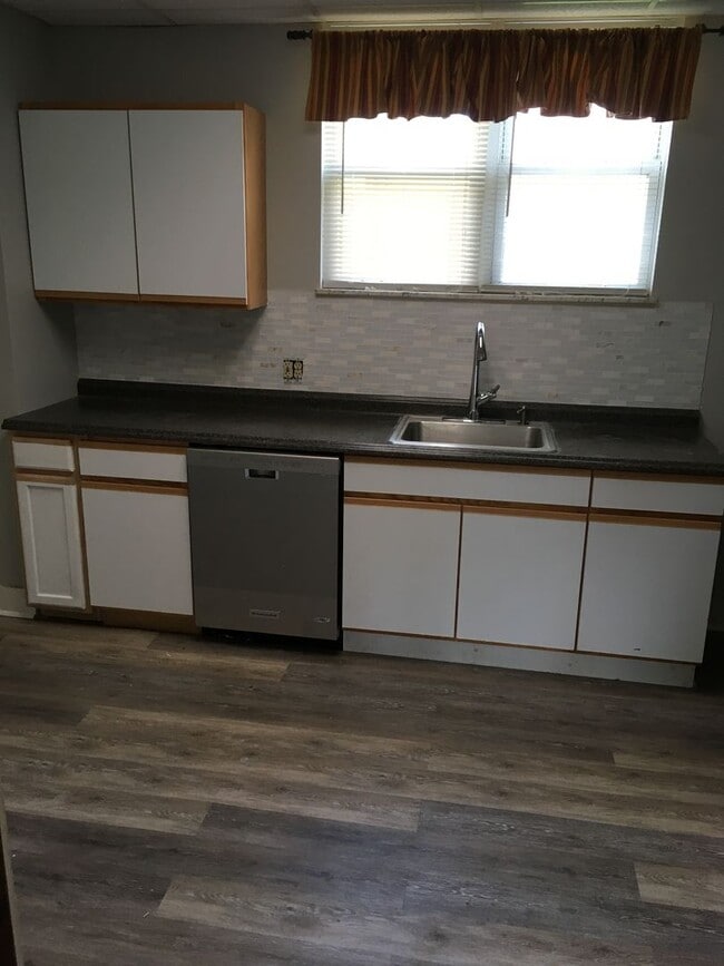 Building Photo - 3 bedroom 1 bath deck and yard