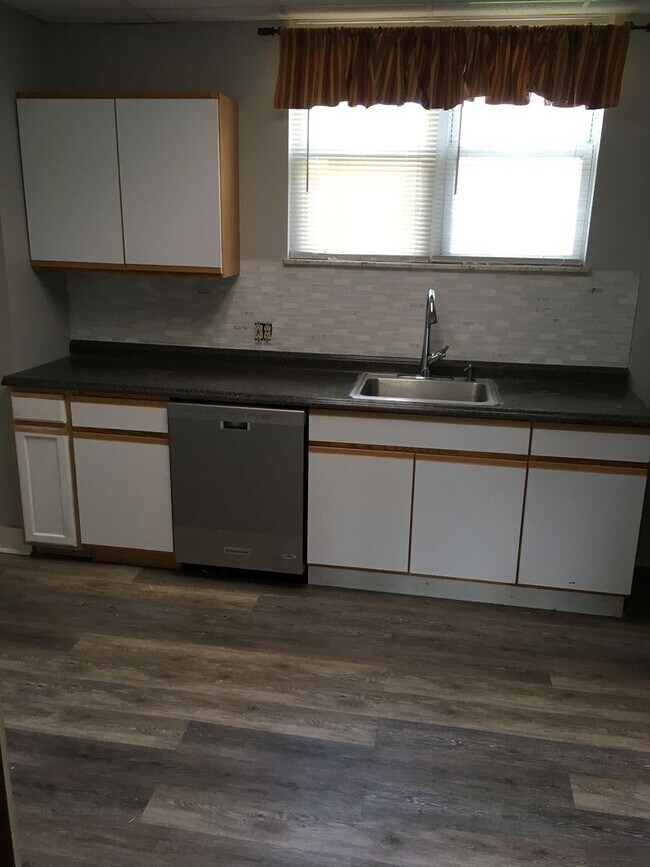 Foto del edificio - 3 bedroom 1 bath deck and yard