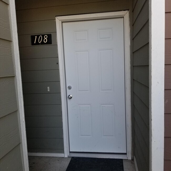 Building Photo - 9917 Holly Dr