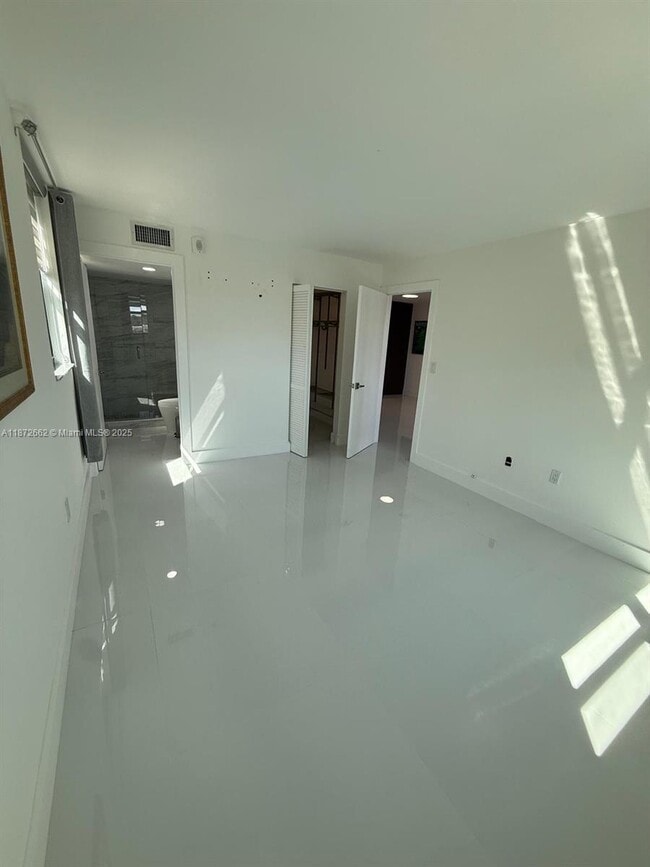 Foto del edificio - 7125 Bay Dr