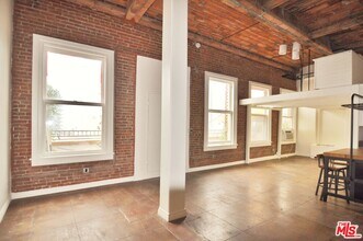 Building Photo - 215 W 7th St