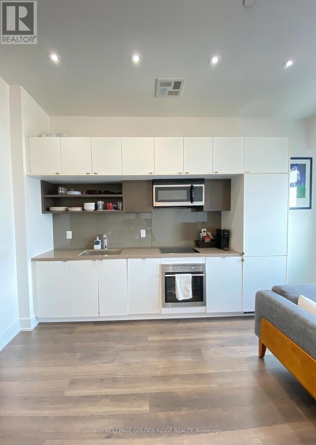 Photo du bâtiment - 111-1111 St Clair Ave W