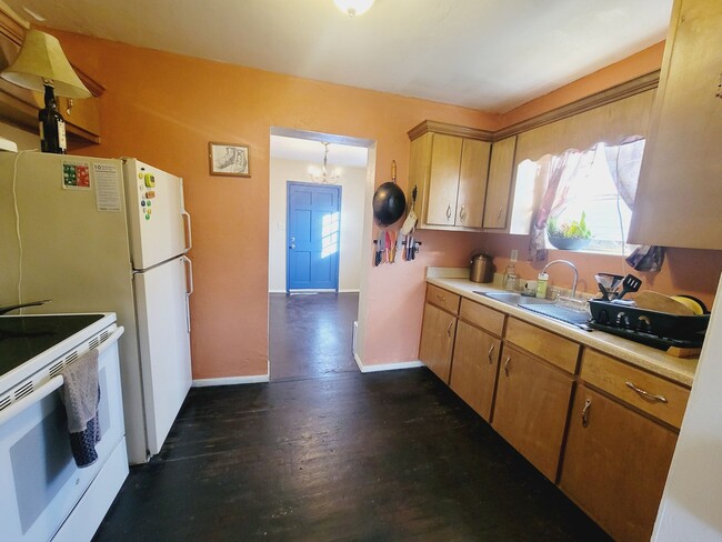 Building Photo - SPACIOUS 2/2 w/ Wood Floors, Washer/Dryer, Office, & Carport! Walk to Midtown Night Life! Availab...