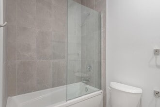 Building Photo - 5775 Maisonneuve Blvd W