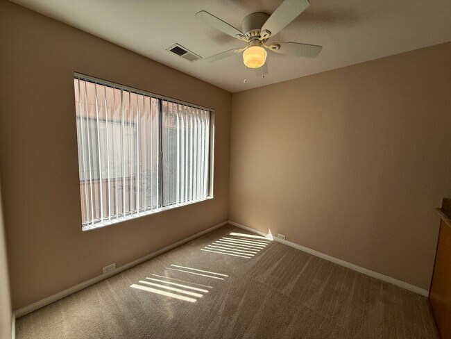 Foto del edificio - 2 bed 2 bath upstairs condo available to m...