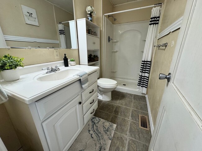 Building Photo - 2 bed, 1 bath home for rent in Readlyn, available immediately