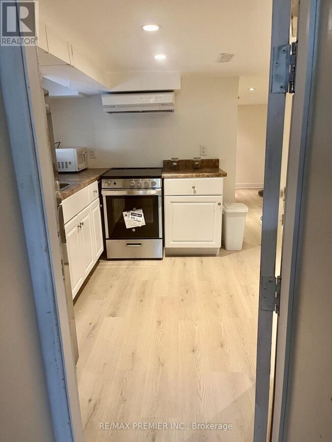 Building Photo - 551 St Clarens Ave