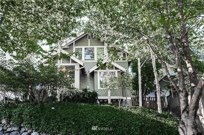 Building Photo - Stunning Queen Anne Craftsman!