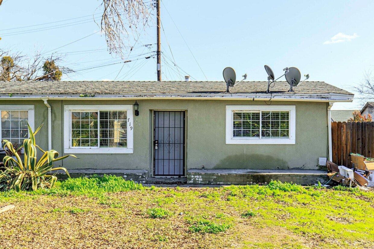 Foto principal - Spacious 2 bedroom / 1 bath renovated home...