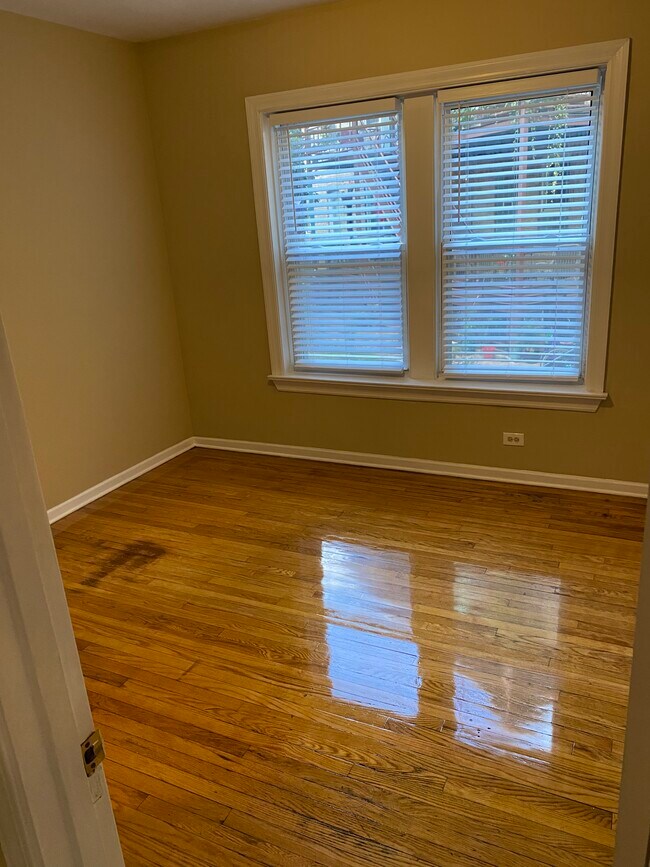 Bedroom - 1510 W Ardmore Ave