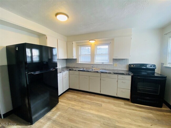 Foto del edificio - 2420 E Market St