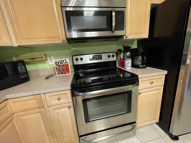 Incluye estufa y microondas. - 3 Pleasant Acres Ct