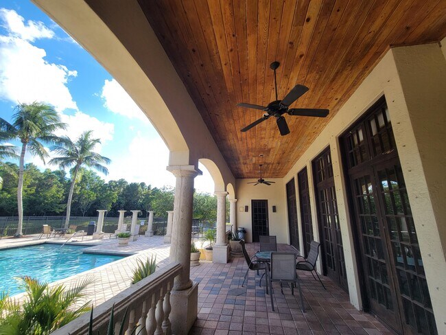 Foto del edificio - 1400 Crestwood Ct S