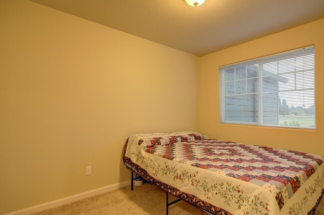 Building Photo - Sequoia Village Townhome-3 Bd/2.5 Ba-Blt.2016