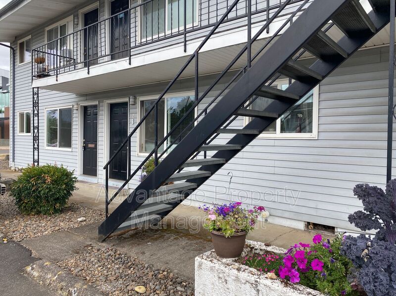 Foto principal - 339 Jackson St W