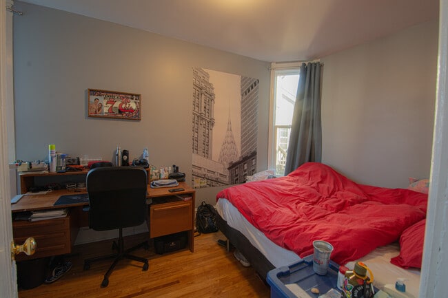Main Bed 2 $625 - 1100 15th Ave SE