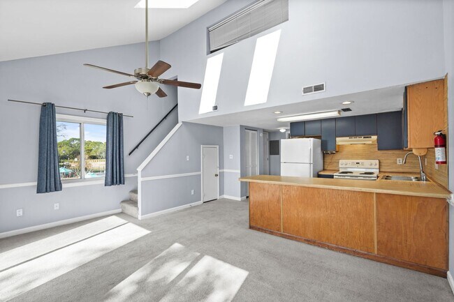 Foto del edificio - Now Allowing 1 small dog under 30Lbs - Spacious 2 bed/2 bath Deer Creek Villas-Surfside