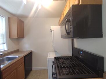 Building Photo - Spacious 1 bedroom, 1.5 bath, townhouse!