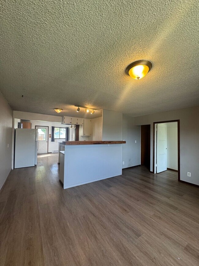 Building Photo - Bright and Welcoming 2-Bedroom Home