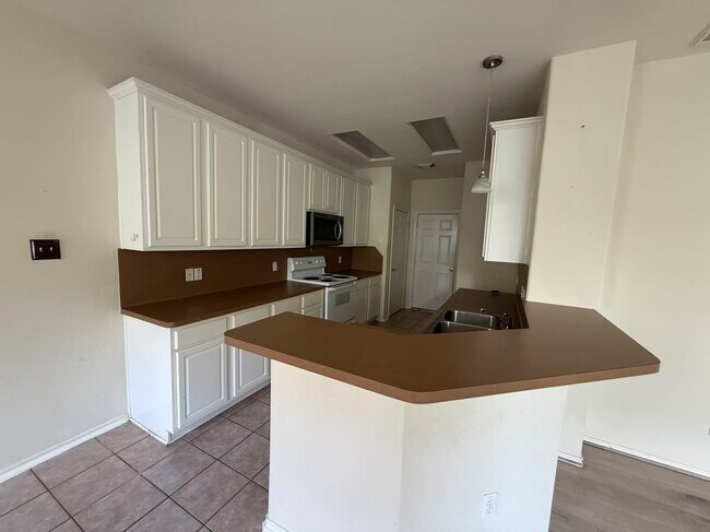 Foto del edificio - 16623 Newglen Ln