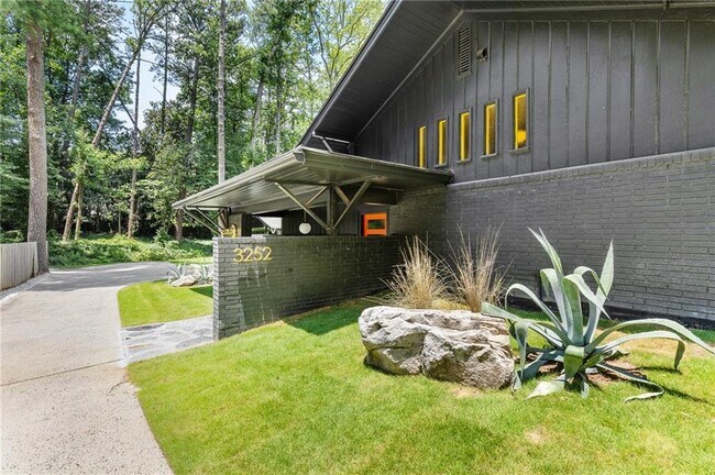 Foto del edificio - 3252 W Roxboro Rd NE