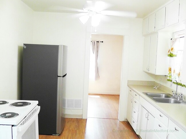 Building Photo - 209 Tripp St