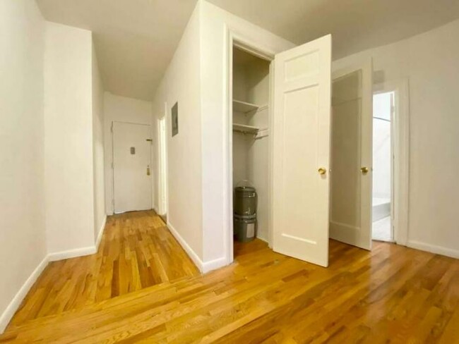 Foto del edificio - 1 bedroom in BRONX NY 10467