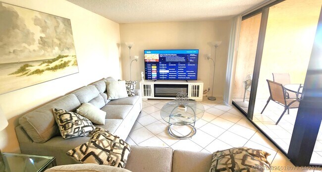 Building Photo - 750 Egret Cir