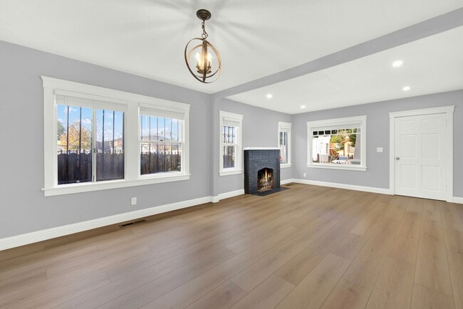 Foto del edificio - Modern Style Renovated 2 Bedroom 1 Bath House in Oakland -- Available Now!!!