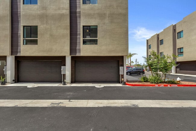 Building Photo - 4220 N 32nd St