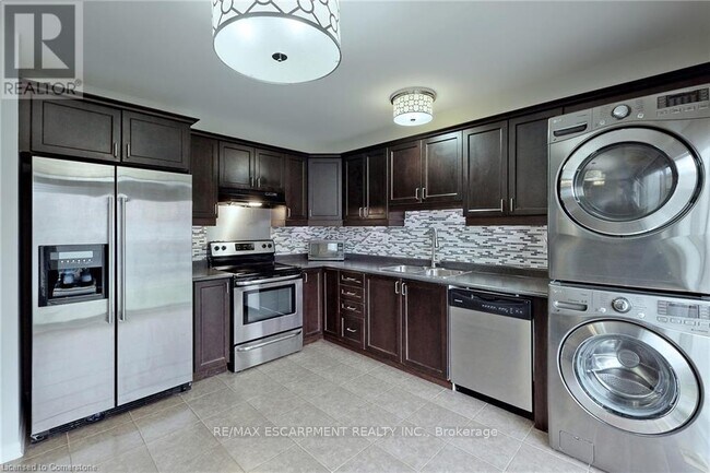 Building Photo - 1005 Farmstead Dr