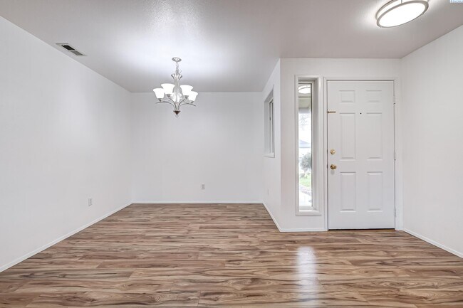 Foto del edificio - Nice Home, Yard care Included